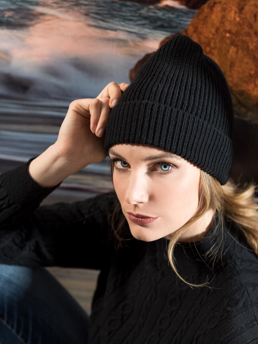 Solid-coloured beanie hat