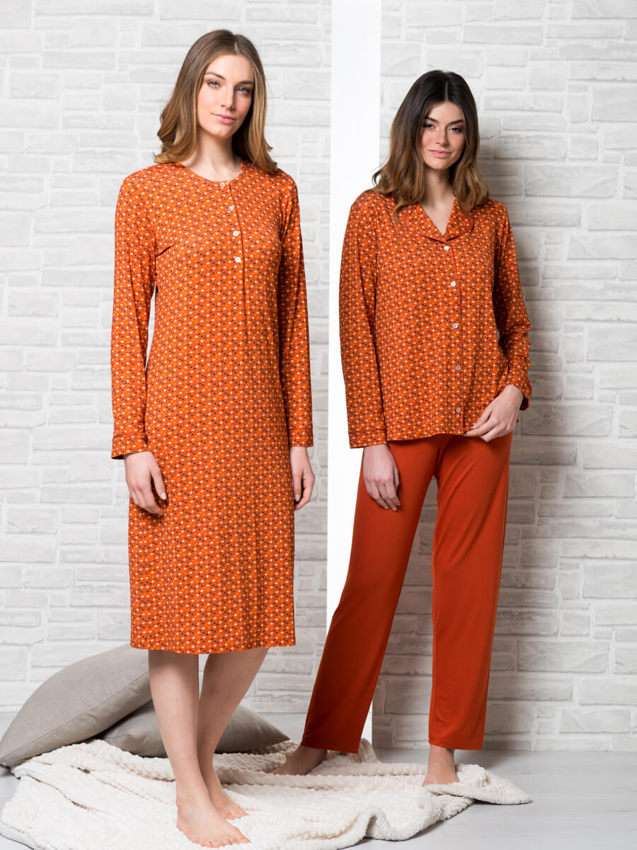 Long pyjamas featuring a micro-patterned top