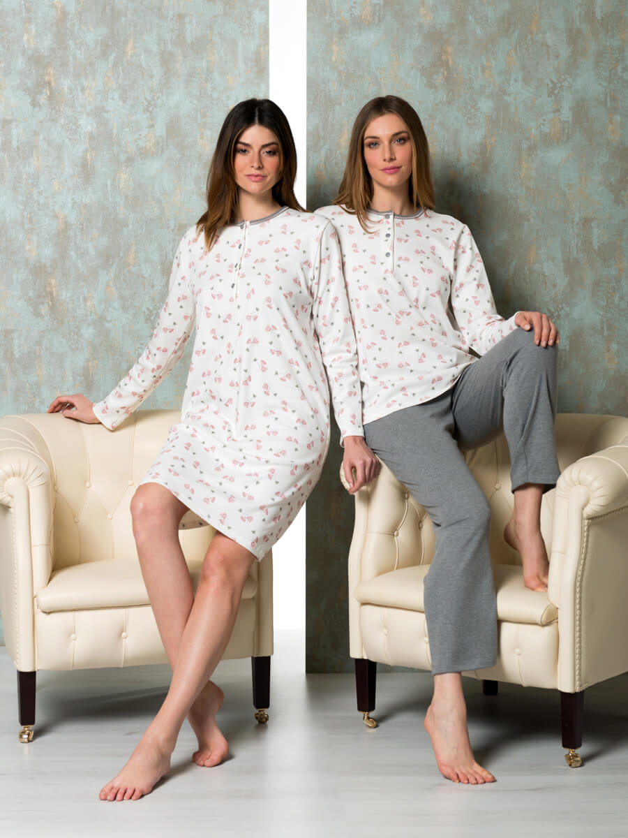 Pyjamas with a stylised-patterned top and three-button fastening
