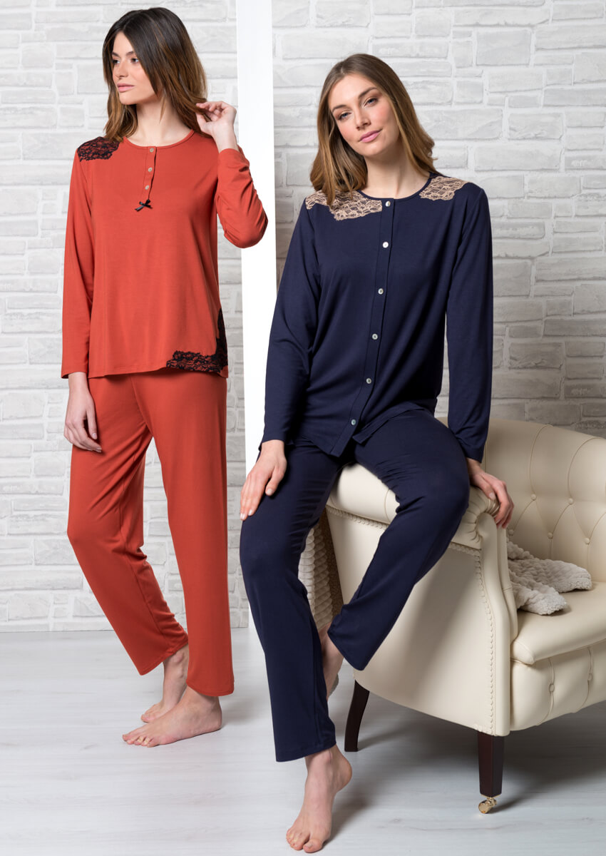 Solid-coloured pyjamas with lace details