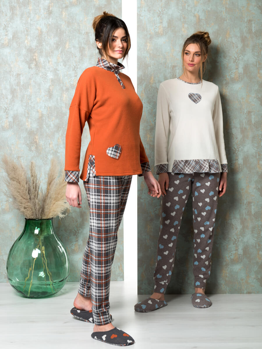 Long pyjama set comprising a solid-coloured shirt and plaid trousers