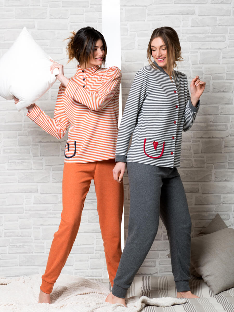 Pyjamas with a striped top and zig zag-embroidered trims