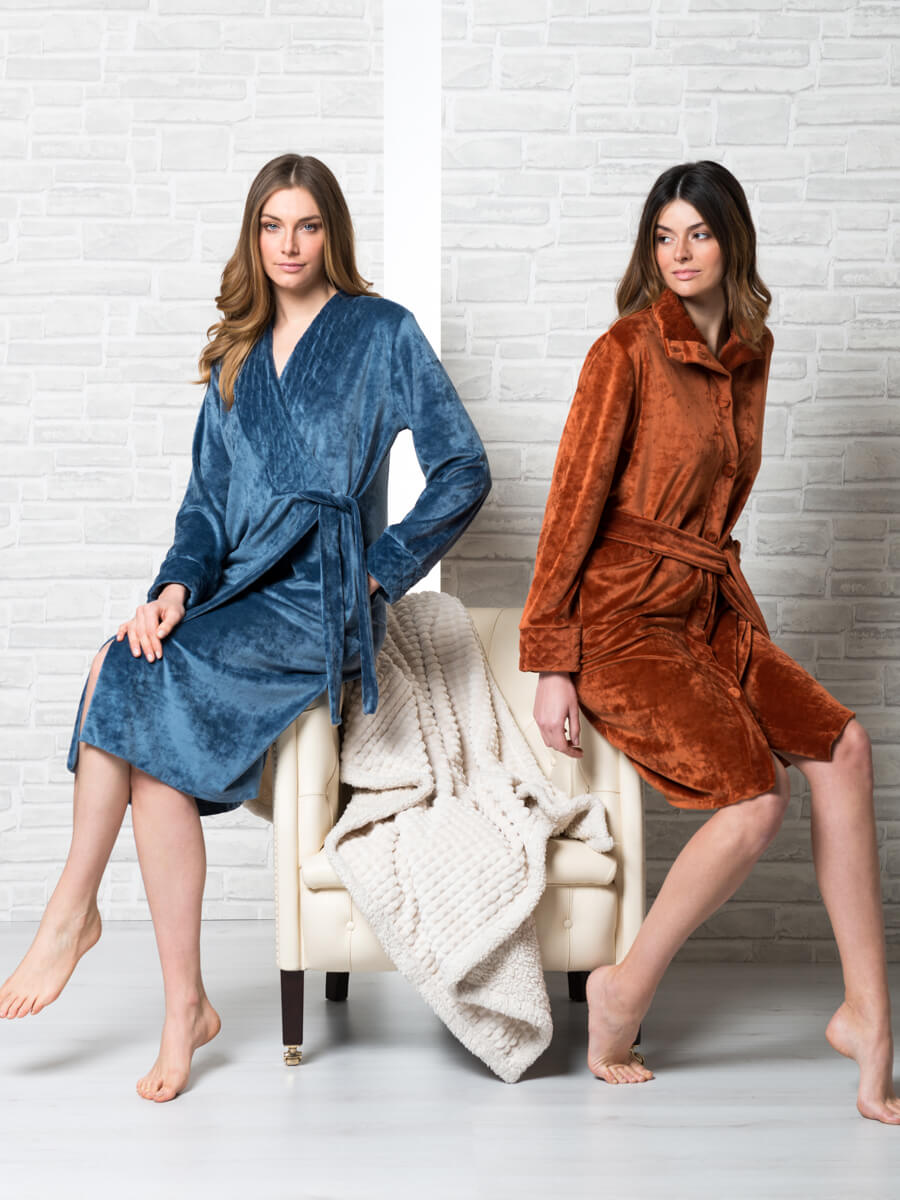 Solid-coloured velour shawl-neck dressing gown